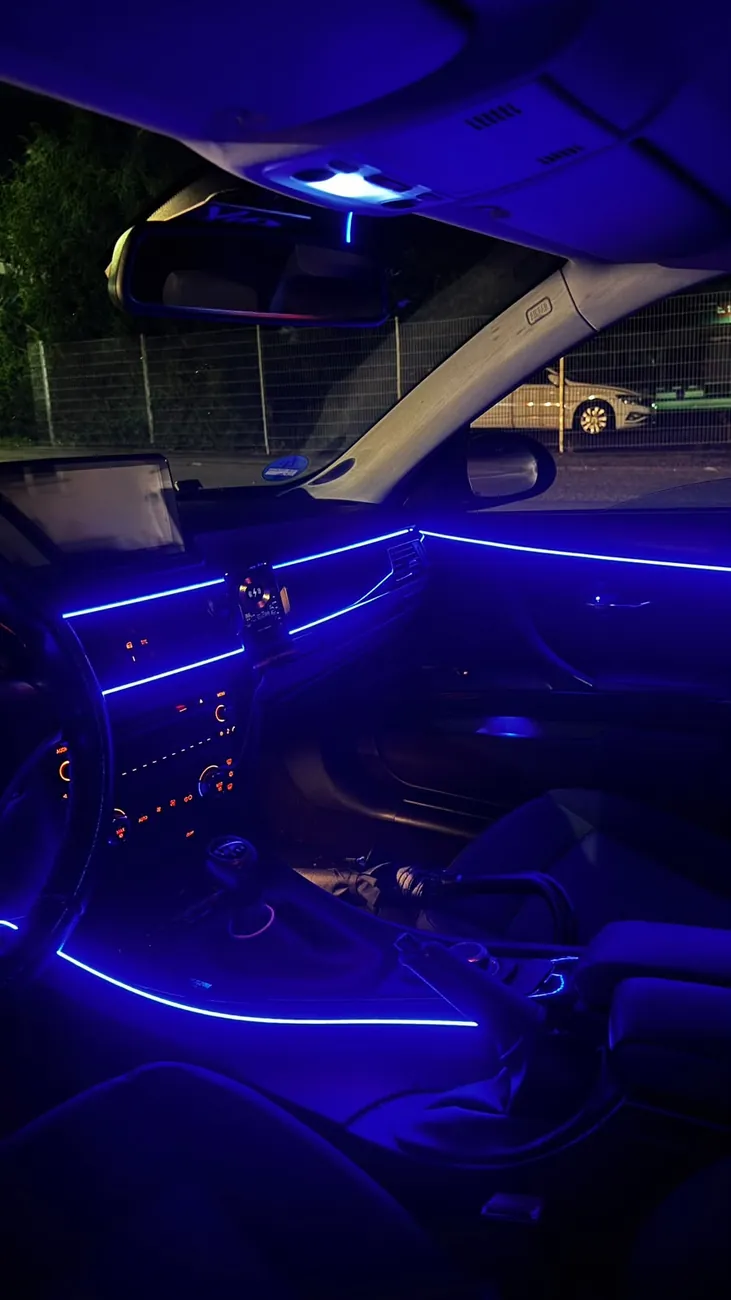 BMW 3er Innenraum mit blauer Ambientebeleuchtung bei Nacht