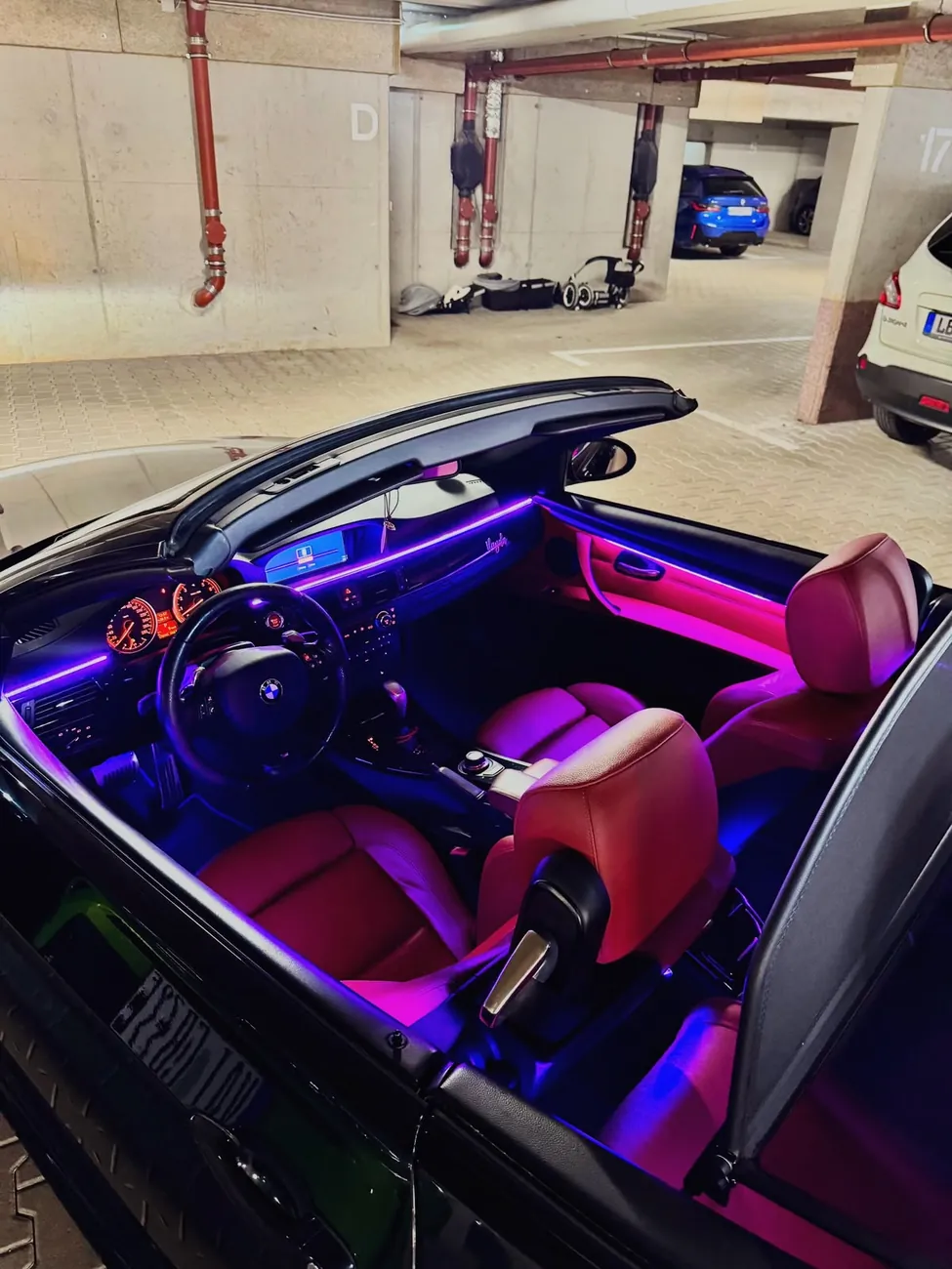 BMW 3er Cabrio mit nachgerüsteter Ambientebeleuchtung in Pink und Blau